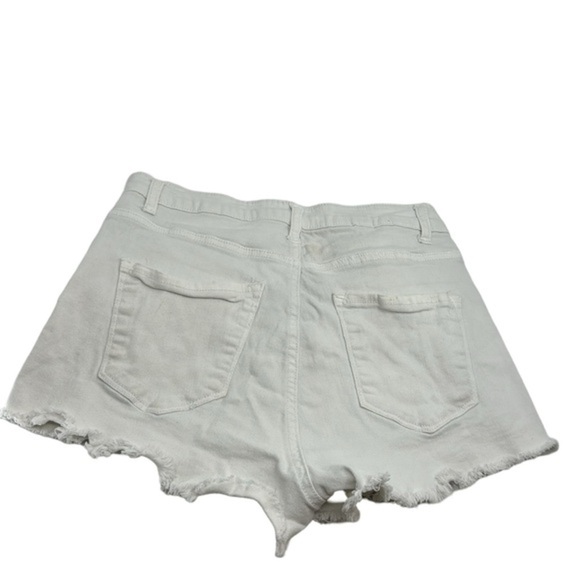 Chic Shinestar White Shorts |‎ Size M | 5 Pockets & Button Detail! - Picture 4 of 5